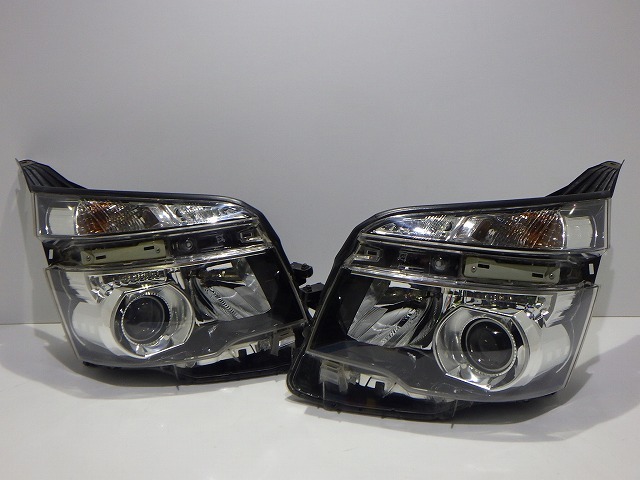 ヴォクシー ヘッドライト 左右 HID ZRR70/75 後期 28-225 S 81145/81185-28F00 コーティング 比較的綺麗 251101190拍卖