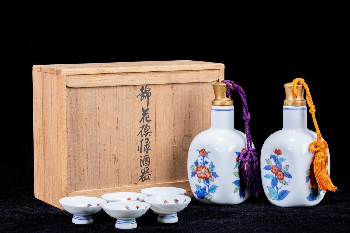 【珍品堂】1円から R38-N2 人間国宝 十三代 今泉 今右衛門 在銘 色鍋島 錦花模様 酒器 徳利盃 お猪口 共箱 木箱 時代物 工芸品 骨董品 古美拍卖