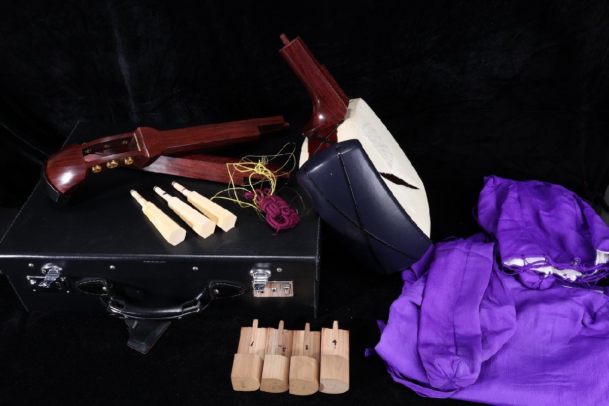 【珍品堂】1円から Q19-V15 津軽 三味線 バチ 長唄 撥 極上 ケース付 和楽器 弦楽器 紅木 民謡 時代物 工芸品 鑑賞品 コレクション 希少拍卖