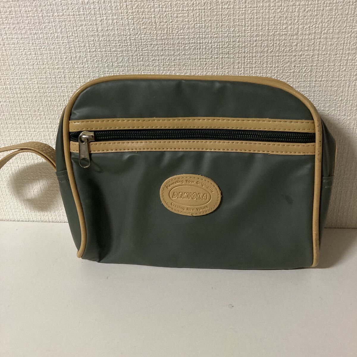 DEMIOLA(デミオラ) オリーブグリーンとベージュのナイロン製ポーチ拍卖