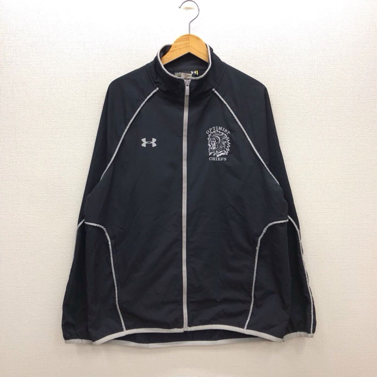 【GK034】UNDER ARMOUR LGサイズ ウィンドブレーカー ブラック 袖口ゴム ポケットジップ ブランド古着 アンダーアーマー 送料無料拍卖