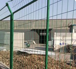 高速道路の橋のガードレール網鉄条網フェンス太陽光発電所の道路のガードレール二重の糸拍卖