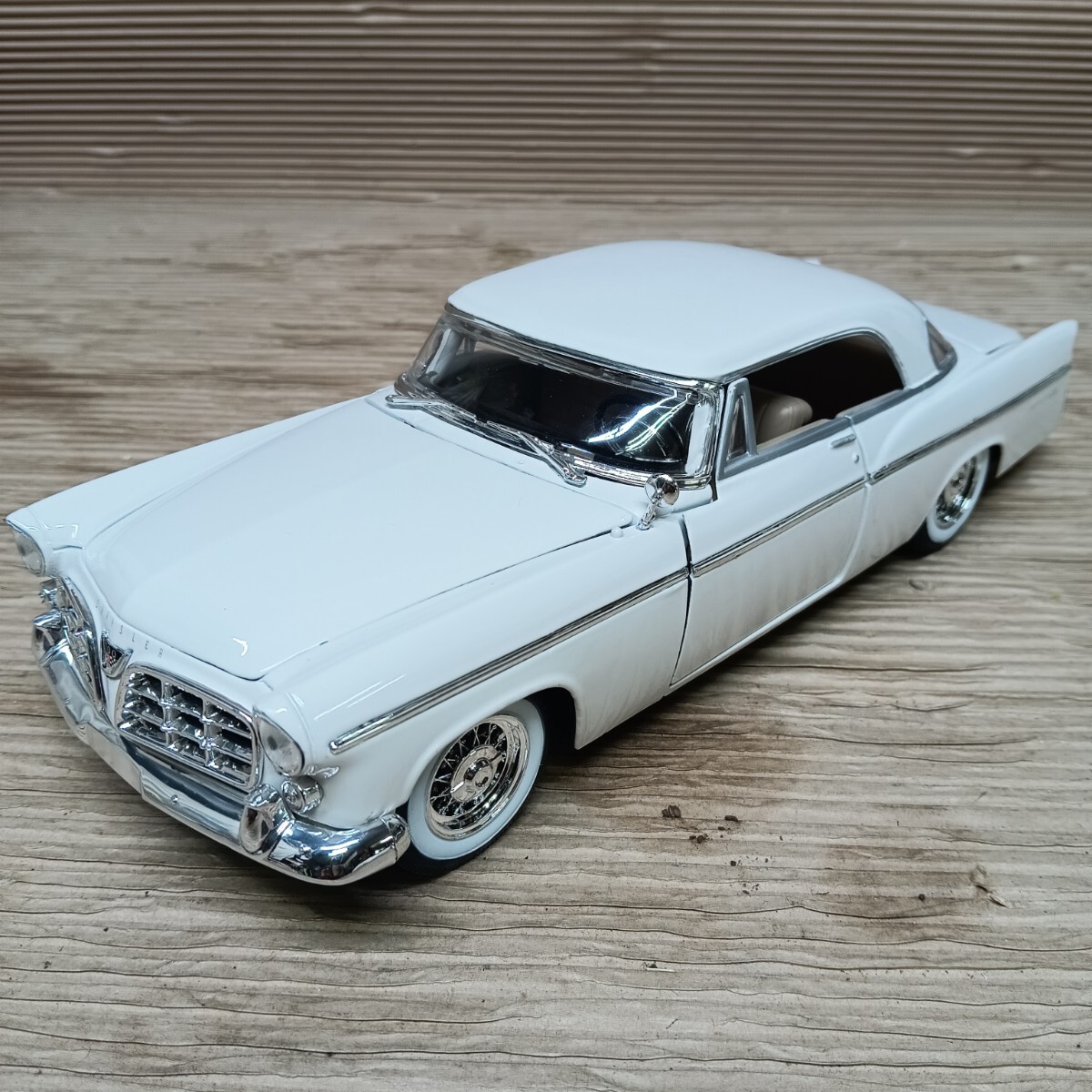 ◇ マイスト(Maisto)クライスラー300B ダイキャストモデルカー 1:18 ホワイトボディカラー、ミニカーアンティーク、ヴィンテージ (11)拍卖
