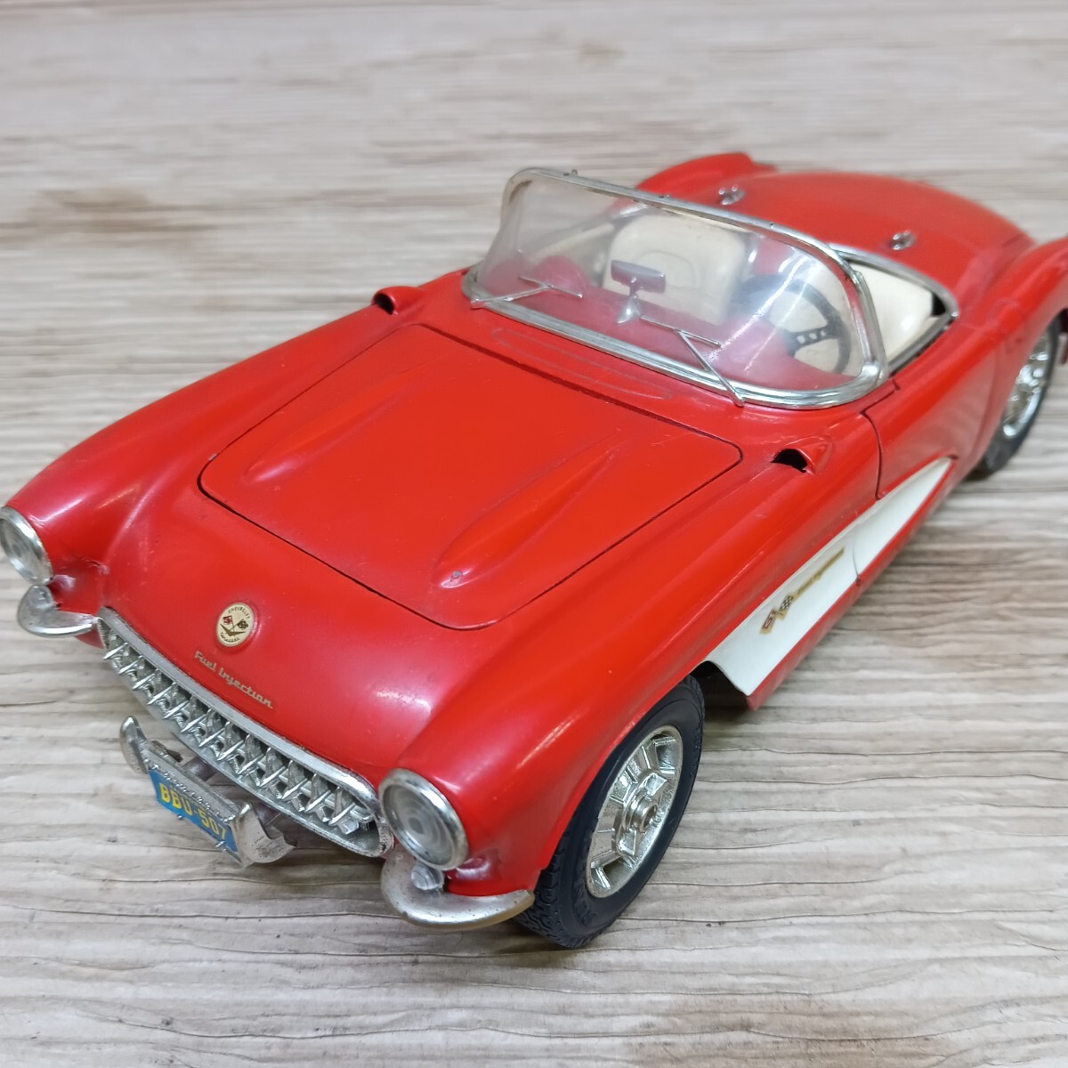 ◇ミニカー ブラーゴ製1957年型シボレー・コルベットミニカー 1/18 レッド ホワイトツートンカラー アンティークミニカー ヴィンテージ(29)拍卖
