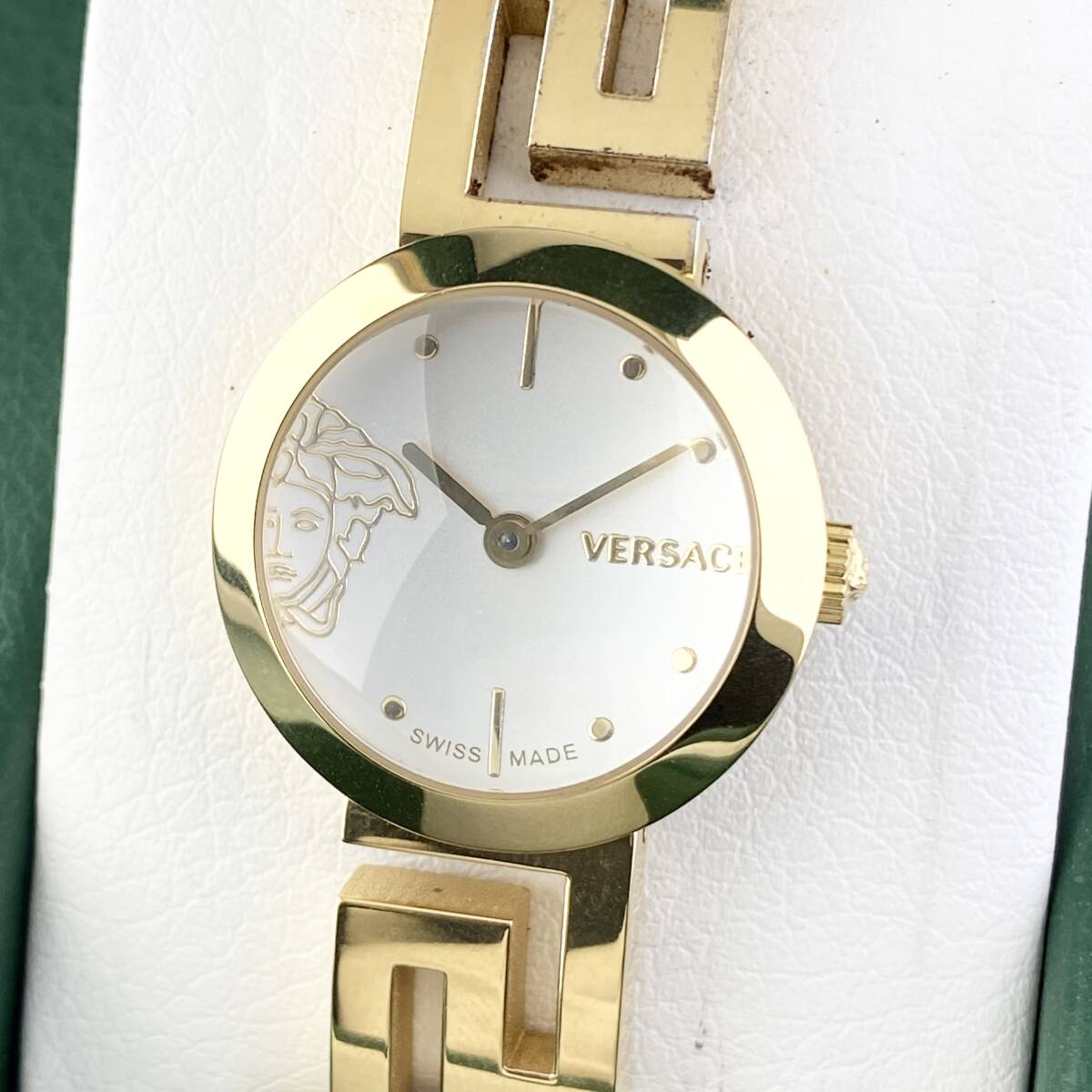 【1円〜】VERSACE ヴェルサーチ 腕時計 レディース QSQ メデューサ ホワイト文字盤 ゴールド ブレスウォッチ 可動品拍卖