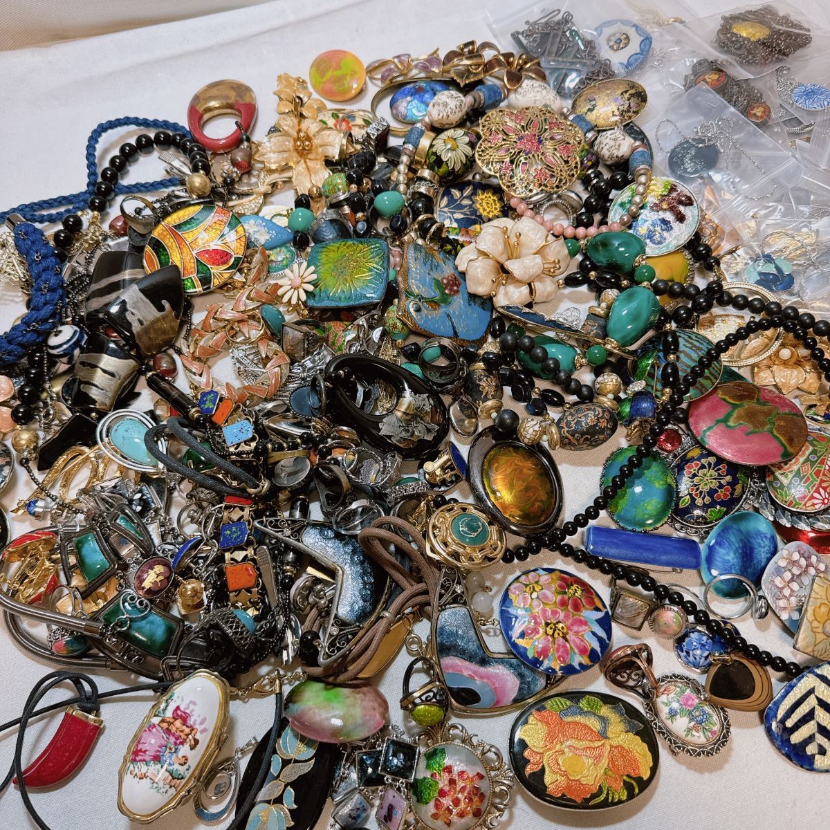 EE 七宝焼 九谷焼 陶器 伝統工芸 アクセサリー 大量 約2500g 2.5kg まとめ ネックレス リング ブローチ イヤリング ペンダント バングル 等拍卖