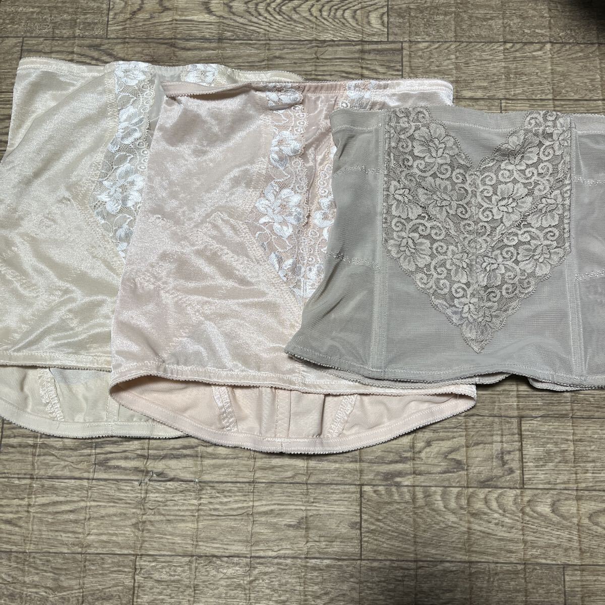 ウエストニッパー 3枚セット 補正下着 ベージュ ボディスーツ シェイパー 体型補整 ダイエット M 冷え 腰痛拍卖