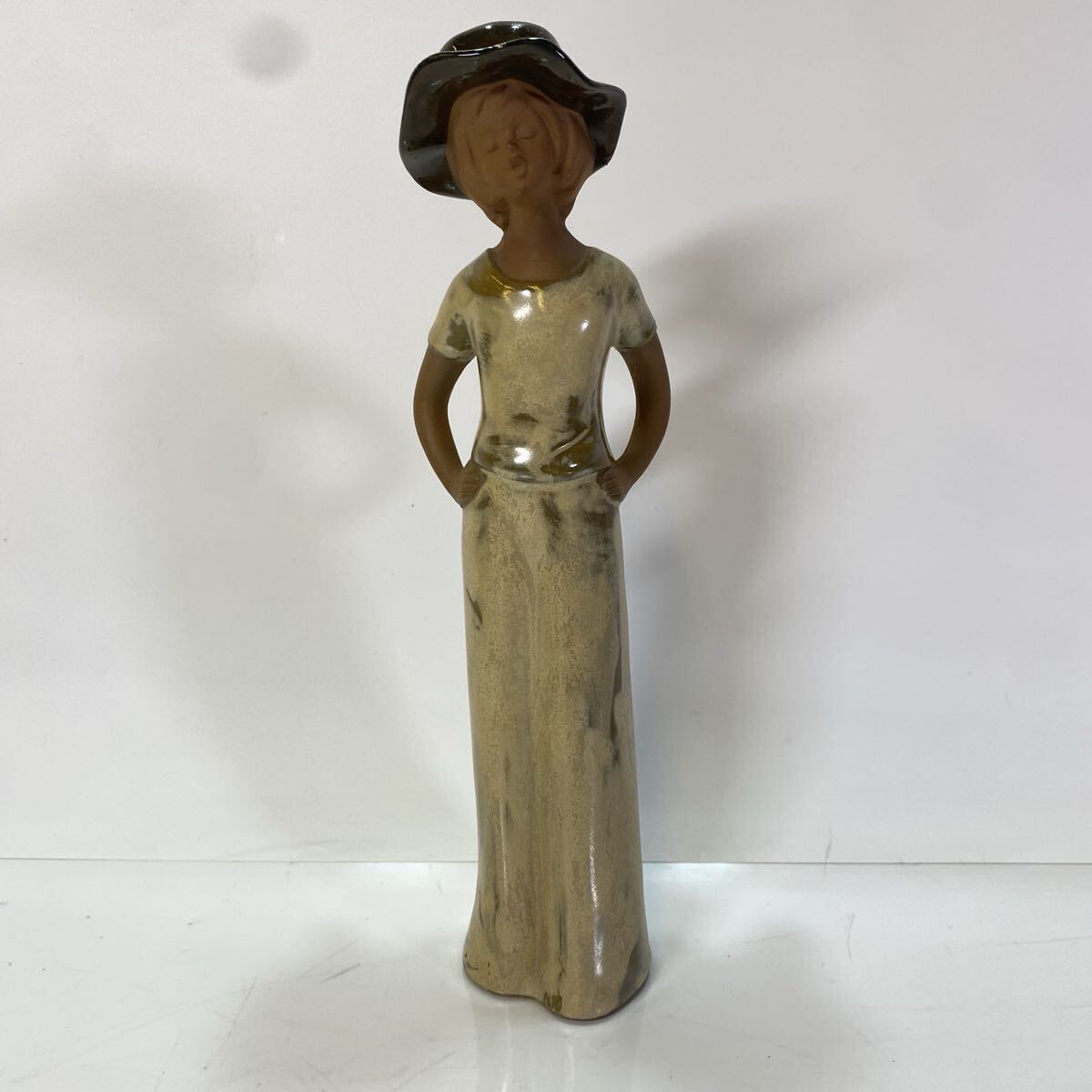 オカセ 陶磁器 置物 女性 フィギュリン 陶器人形 インテリア オブジェ 飾拍卖