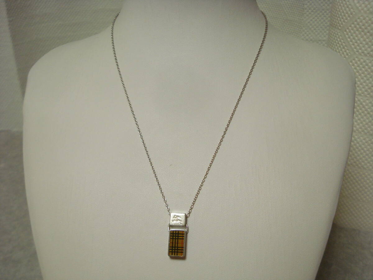 ☆ バーバリー シルバー ネックレス☆ 縦長 長方形 ホースマーク & ノバチェック拍卖