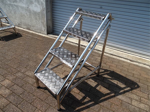 縞 シマ模様 ステンレス 4段 高さ900mm ステップ 踏み台 脚立 ハシゴ 階段 折り畳み トラック 積卸し 船舶 ボート 倉庫 花壇ガーデニング拍卖