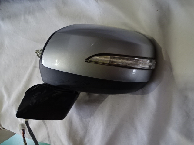 送料無料!ダイハツムーヴカスタム系 LA100S 左側 助手席 ドアミラー 電動格納式 ウィンカーLED付 作動品 シルバー S2拍卖