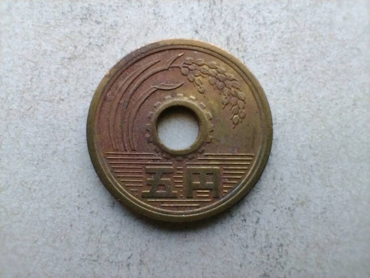エラーコイン 穴ズレ 穴ずれ 昭和40年 5円硬貨 5円玉 昭和四十年 1965年 一九六五年 五円玉 五円硬貨 コイン メダル 貨幣 硬貨 即決拍卖