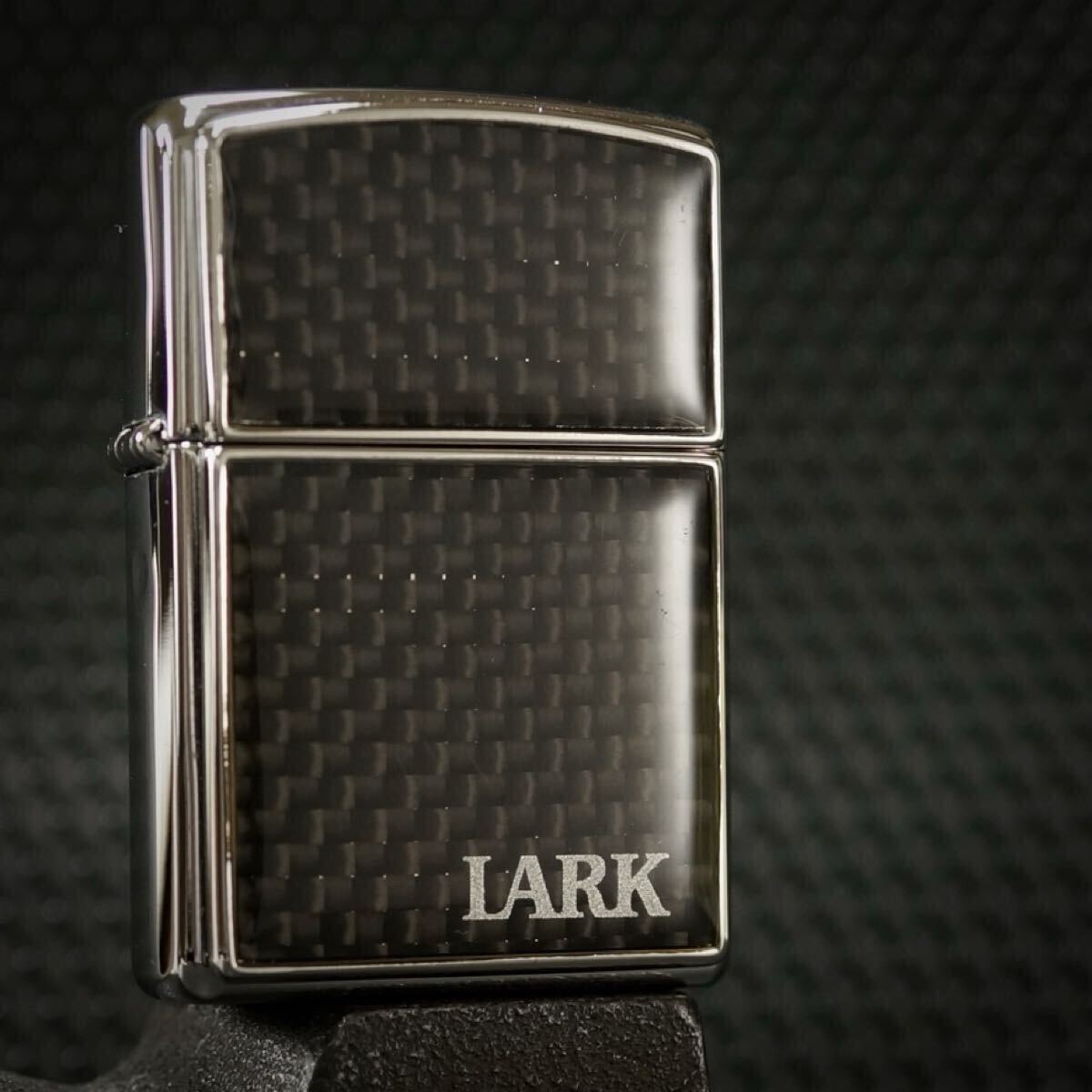 【 特別出品 】1円スタート 未使用 2012年 LARK Carbon Zippo ラークカーボンジッポー ブラックエンブレム拍卖