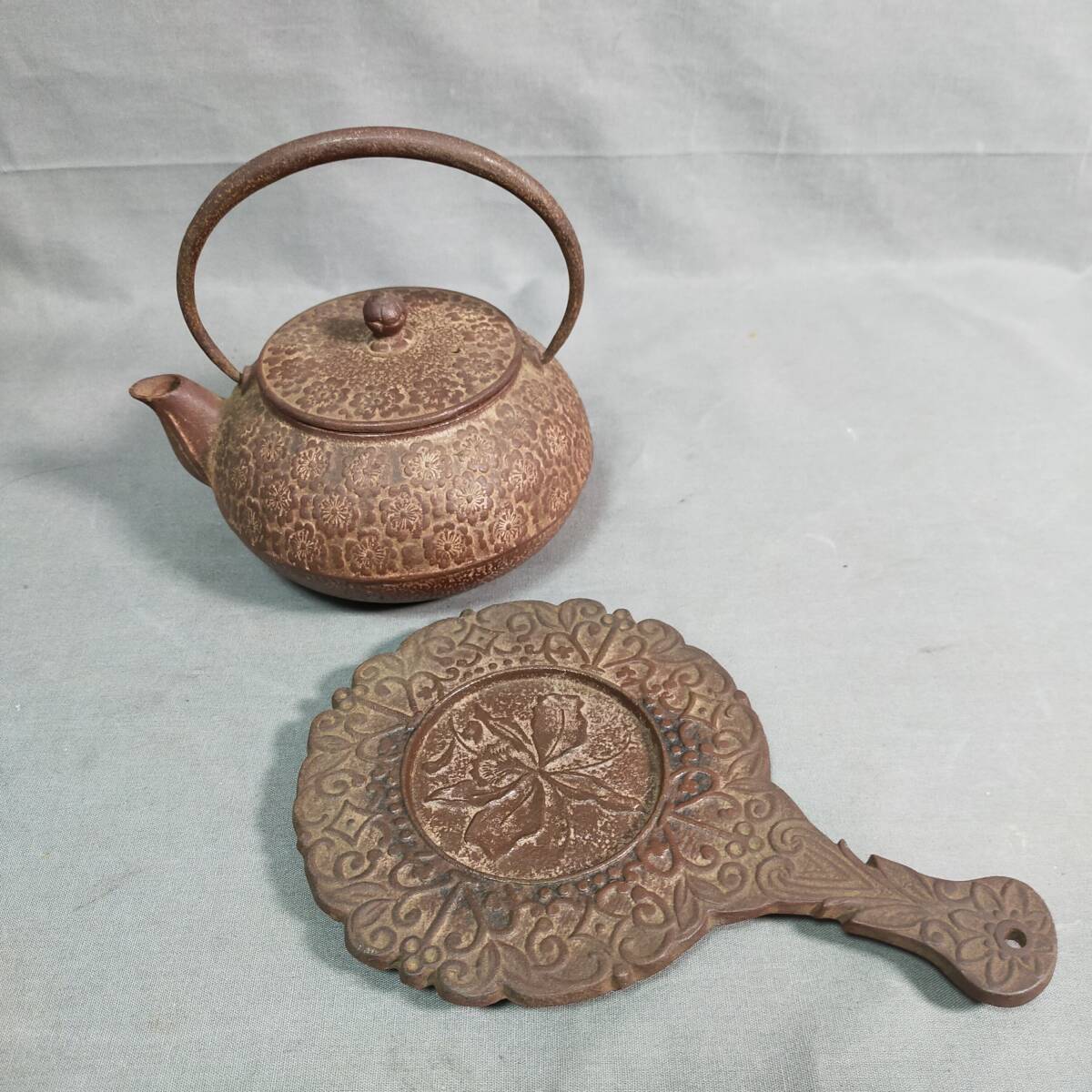 △ 11/5 296928 鉄瓶 南部鉄器 岩鋳 茶道具 伝統工芸 台付き拍卖