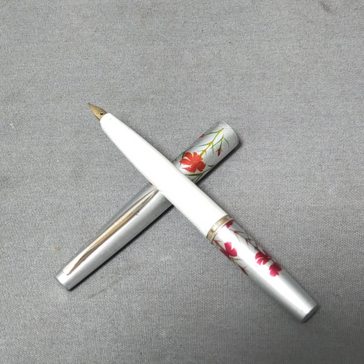 ● 11/6 296857 PILOT パイロット 万年筆 筆記用具 ペン先刻印14K 585 シルバーカラー×花柄拍卖