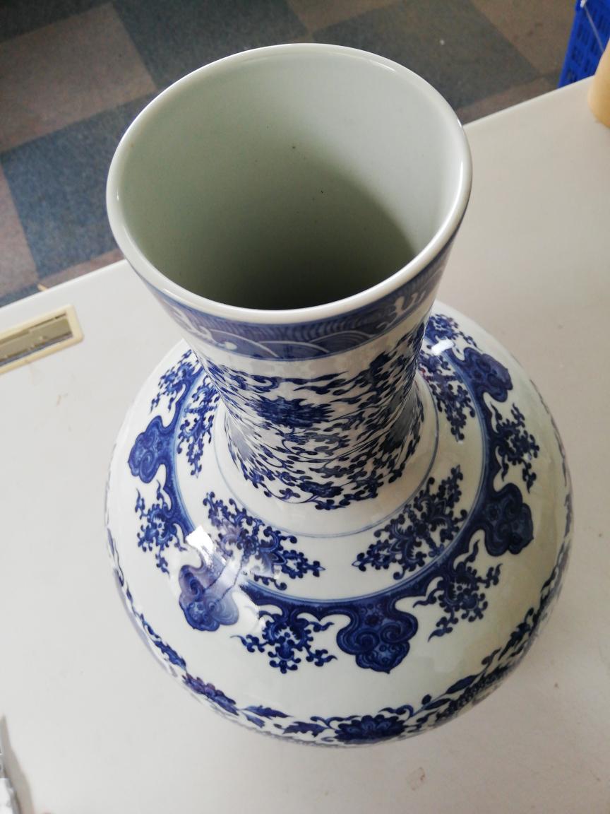 中国時代美術焼物 大花瓶 青花染付 天球瓶 大款 飛龍纏枝文絵 大振り 高46㎝ 重6.4㎏ 1RKGSN拍卖