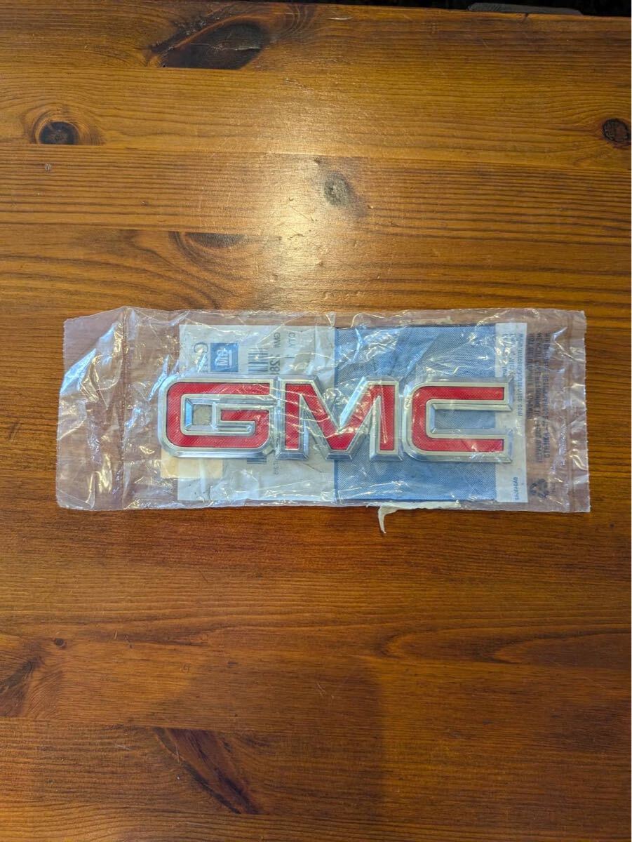 GMCエンブレム GMC レッド US 品番刻印あり 新品未使用品 希少品 MADEINUSA エルフ イスズ 22884137 GM USA製拍卖