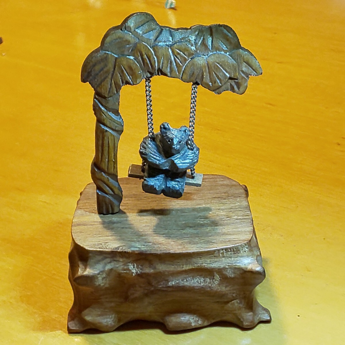 木彫りの熊 ブランコに乗る熊 北海道の工芸品 昭和レトロ ガラス目 高さ11.5cm拍卖