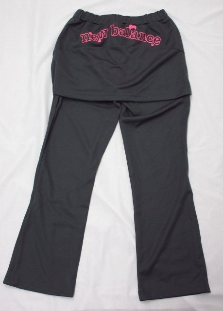 y1641 タグ付き未使用保管品 New Balance スカート付きパンツ Mサイズ グレー ポリエステル スポーツウェア NB ニューバランス拍卖