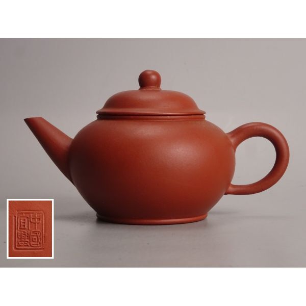 〔聖〕唐物 煎茶道具 身底 中国宜興 款 『 朱泥 単孔 急須 』 紫砂壺 茶道具 煎茶 中国古玩 【早期壺 白泥 水平壷 孟臣 紫砂 紫泥】拍卖