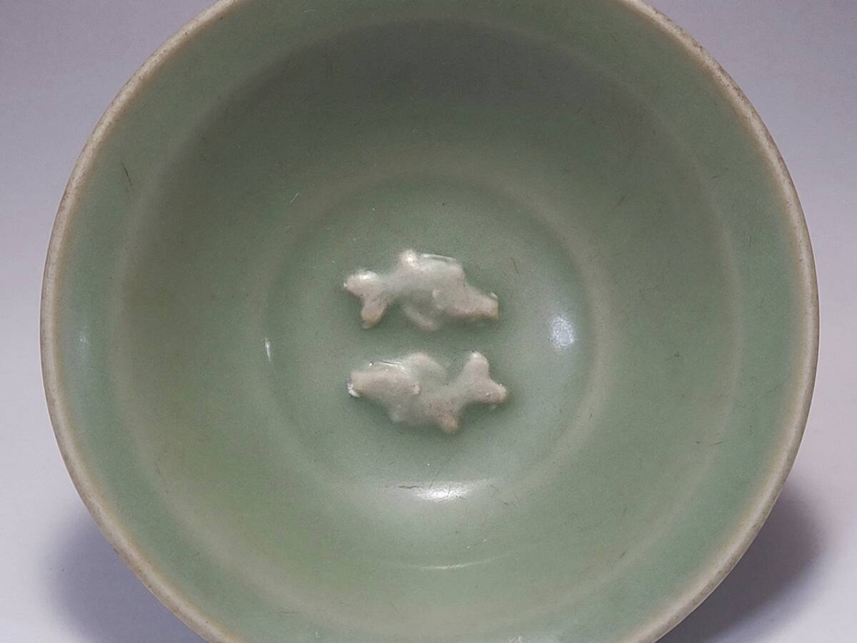 ● 幅 約 11.6cm 青磁の色が綺麗で 陽刻の魚紋が美しい 時代唐物 青磁 陽刻 魚紋皿・宋元時代 盤 皿 手塩皿 浅盤 陶瓷器 人間国宝 李朝 ●拍卖