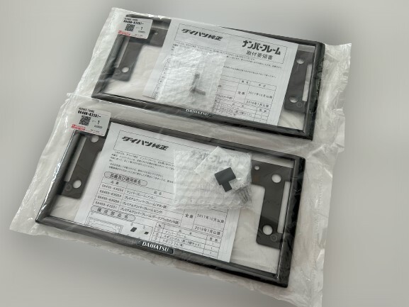 DAIHATSU ダイハツ純正 プレミアムナンバーフレーム ダークブラックメッキ調 2枚セット DAIHATSUロゴ入り拍卖