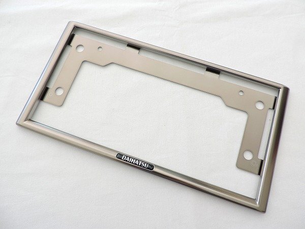 ダイハツ純正 チタン調 ナンバープレートリム ナンバーフレーム 1枚 DAIHATSU ロゴ入り拍卖