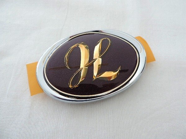 トヨタ純正 100系 ハイエース リビングサルーン 用 フロントグリル エンブレム 70mm×104mm 他の車種などに流用可 補修部品 経年劣化拍卖