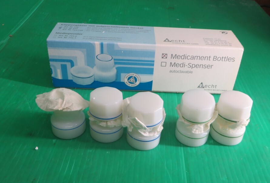 Z-2916■訳アリ! BECHT ボトル 薬瓶 歯科診療用器具 歯科 緑ライン×2個+青ライン×3(1個蓋なし) 拍卖