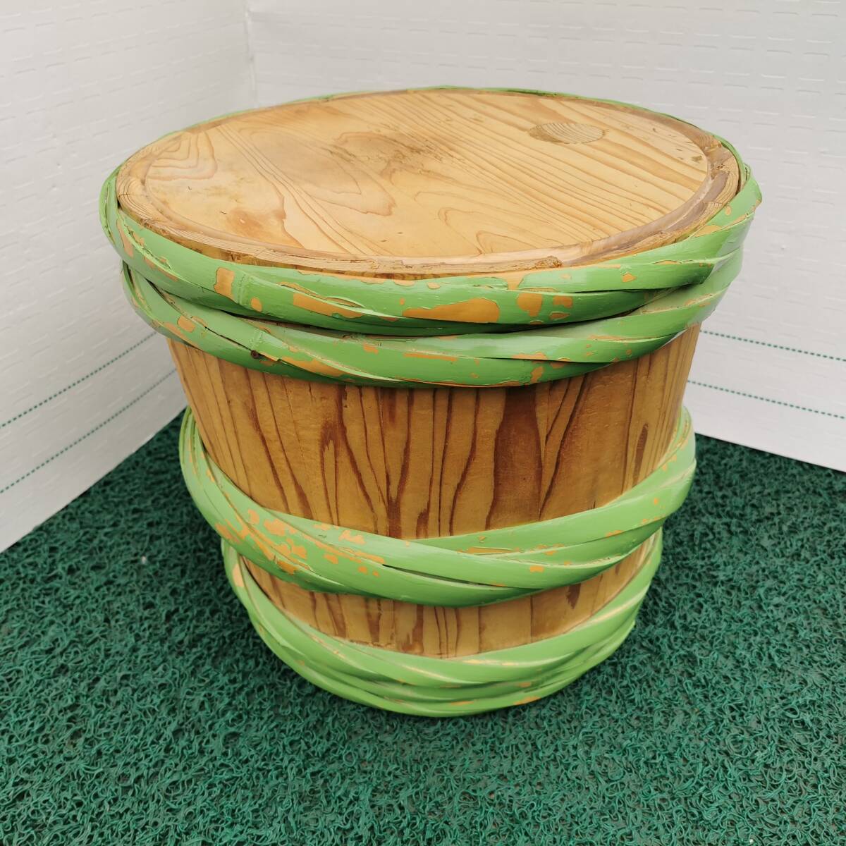 【民謡・舞台鳴り物】◆樽太鼓(酒樽リメイク)木製 たが緑塗装/バチ無/実使用品 現状渡し 和太鼓 祭り 踊り 大道具 ディスプレイ拍卖