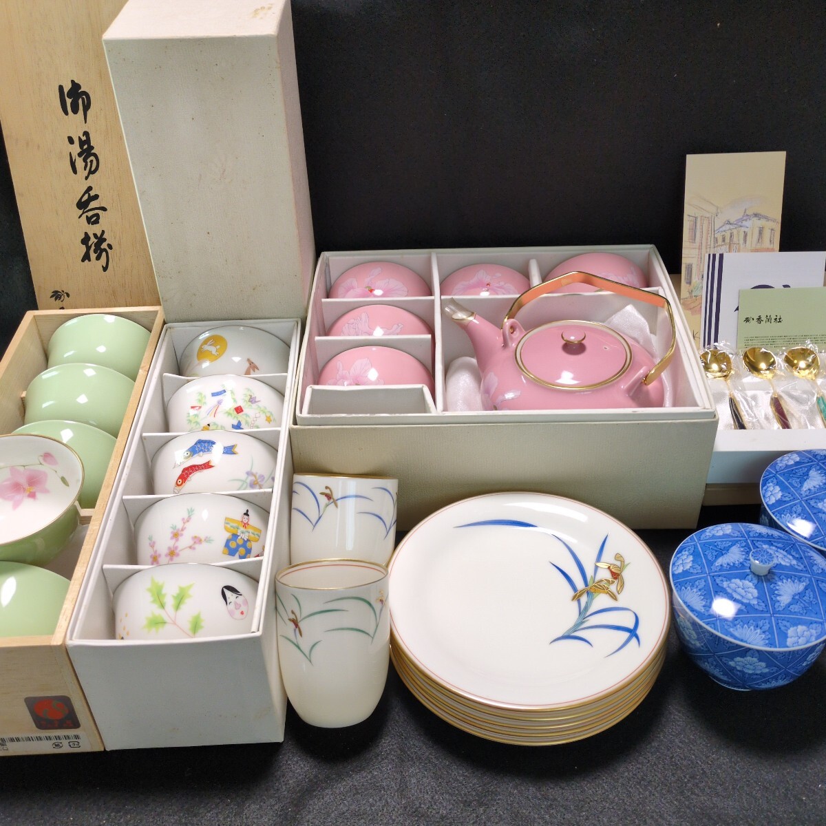 ①香蘭社 食器7点セット 【茶器】シクラメン【湯呑】胡蝶蘭5客【湯呑】月ごよみ5客【中皿】蘭 5客【湯呑】菊【湯呑】蘭【スプーン】5本拍卖