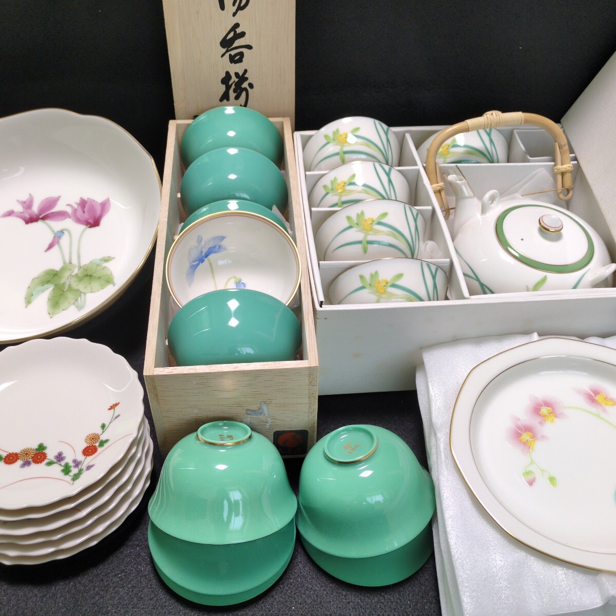 ③香蘭社 食器7点セット 【茶器】蘭【湯呑】蘭【湯呑】シクラメン【深鉢】シクラメン【銘々皿】シクラメン【中皿】胡蝶蘭【銘々皿】小菊拍卖