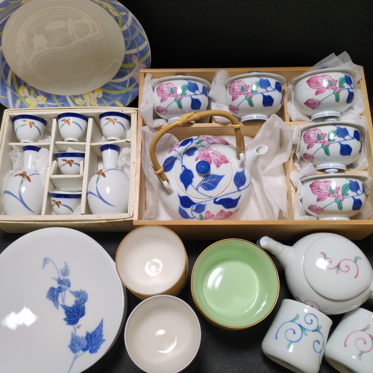 ⑩香蘭社 食器8点セット 【茶器】ブーゲンビリア【急須湯呑セット】3点【酒器】7点【大皿】あやめ【中鉢】4客【湯呑】2種【小鉢】薔薇3客拍卖