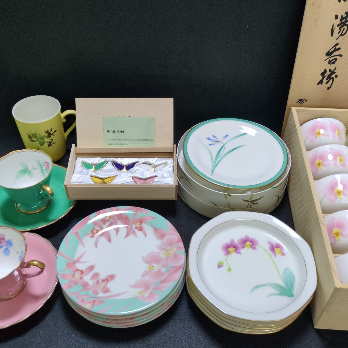 (11)香蘭社 食器7点セット 【中皿】胡蝶蘭、ファーストレディ、蘭 3点【湯呑】胡蝶蘭【カップセット】薔薇【カップ】百合【箸置き】蝶拍卖