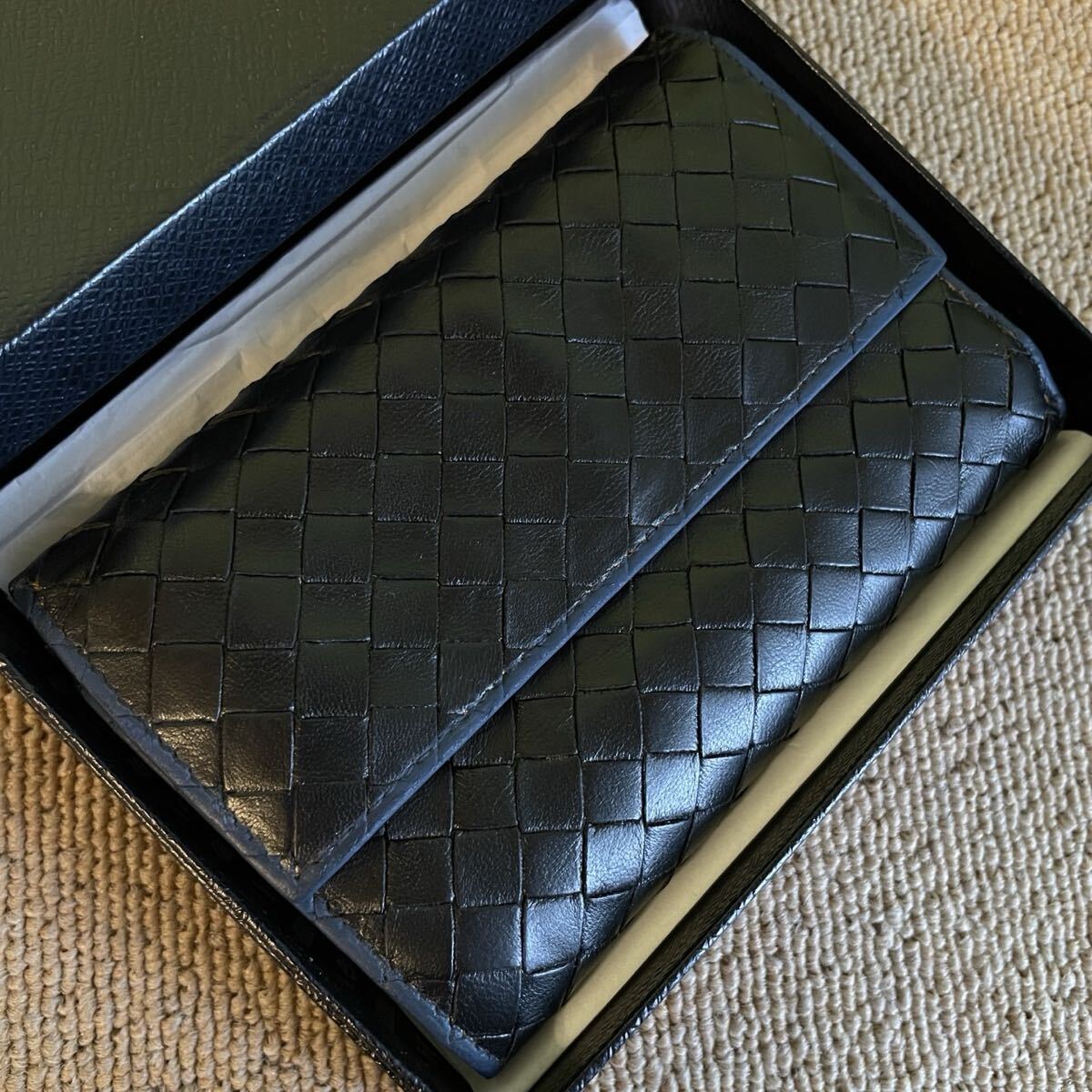 一円 美品 BOTTEGA VENETA イントレチャート ボッテガヴェネタ コンパクトウォレット 折り財布 ブラック バイカラー拍卖