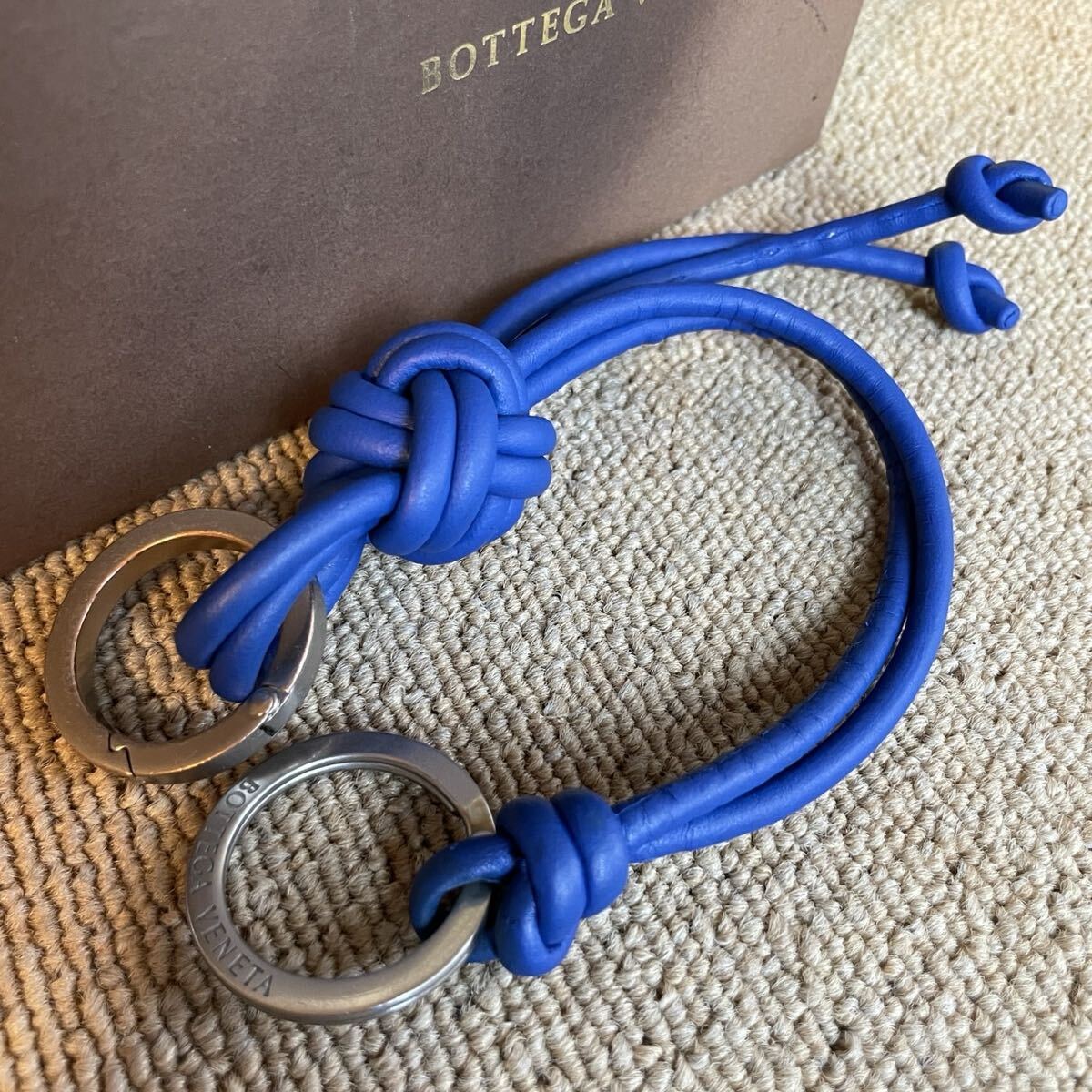 一円 美品 BOTTEGA VENETA ボッテガヴェネタ イントレチャート キーホルダー キーリング 男女 レザー アクセサリー ブルー拍卖