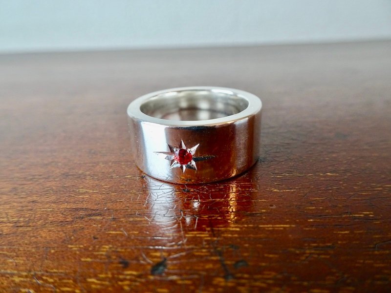仁尾彫金『一つ星2.6mmレッドサファイヤ、幅1cm、平打リング』ハンドメイド276拍卖