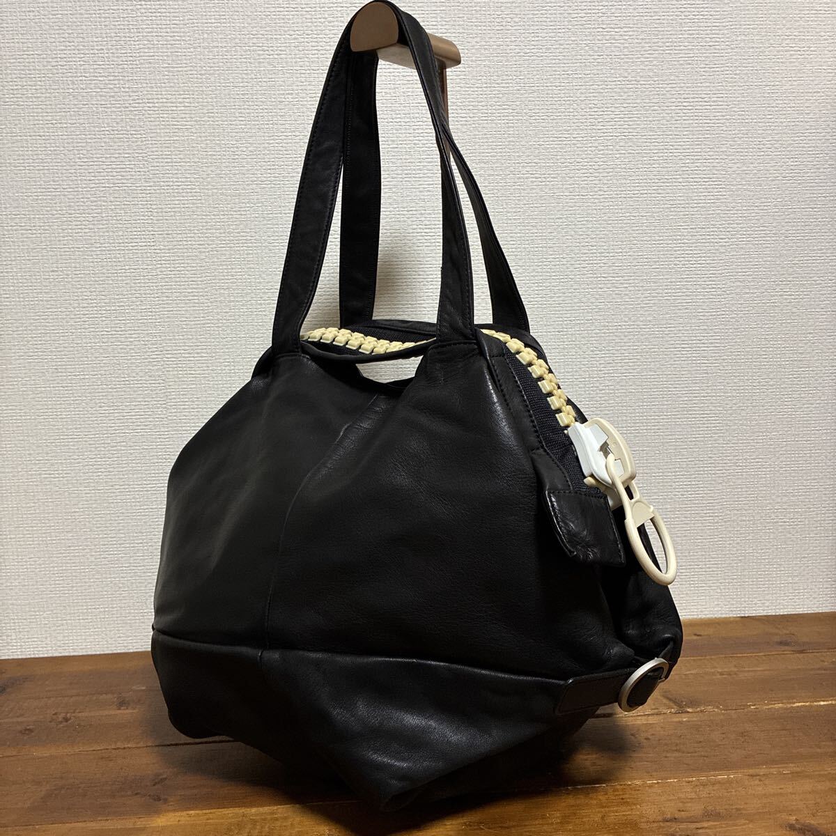 kawa-kawa カワカワ 肩掛け可 ビッグジップ ブラック レザー 黒 本革 トートバッグ拍卖