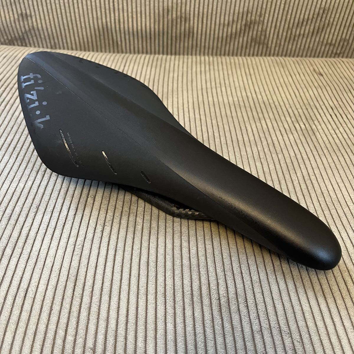 フィジーク Fizik アリオネ ARIONE サドル R1 カーボンレール BRAIDED拍卖