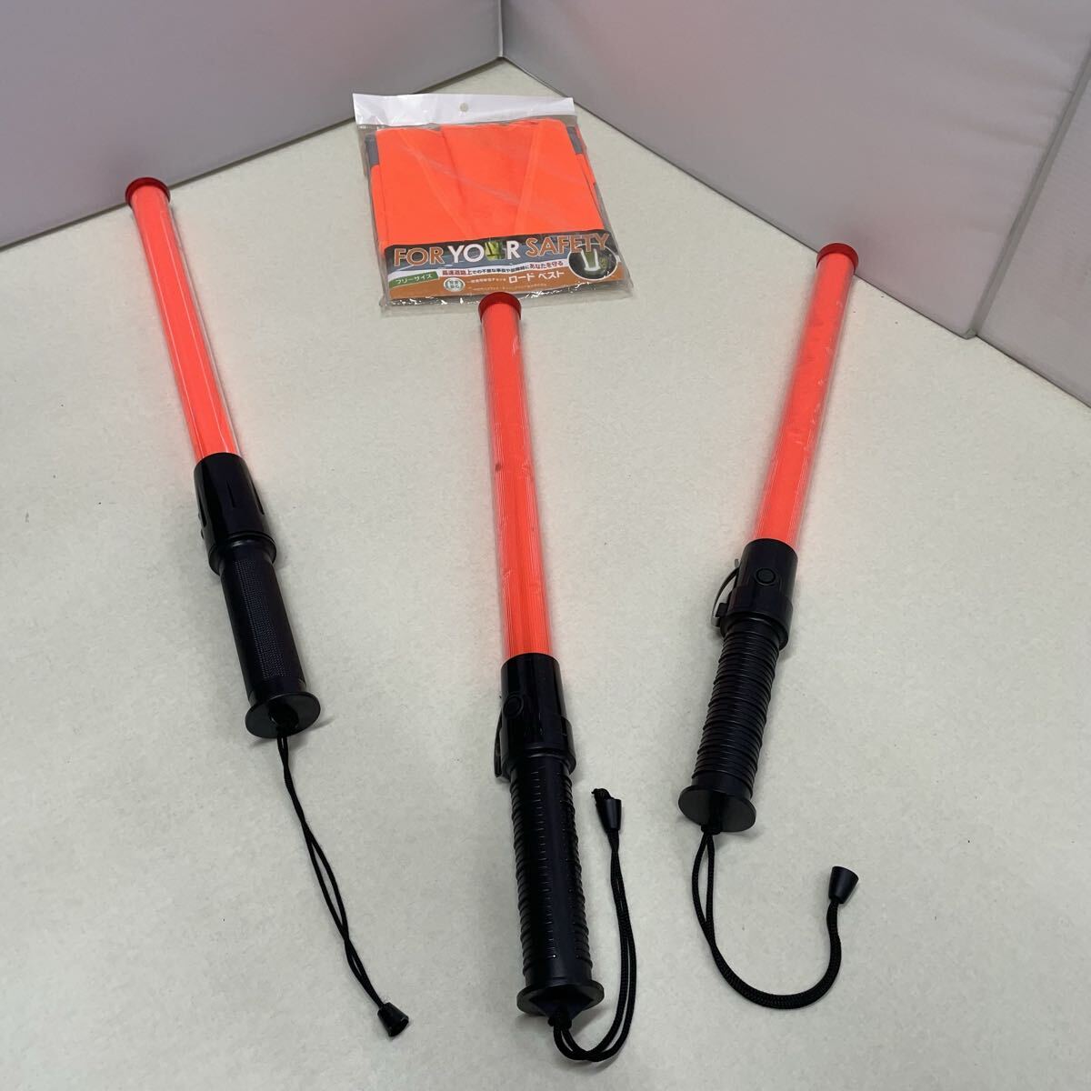 BS■ ロードベスト 誘導灯 4点セット ベスト 安全チョッキ 事故 故障時 地震 防災 誘導棒 警備 合図灯 交通整理 指示灯 警備 中古拍卖