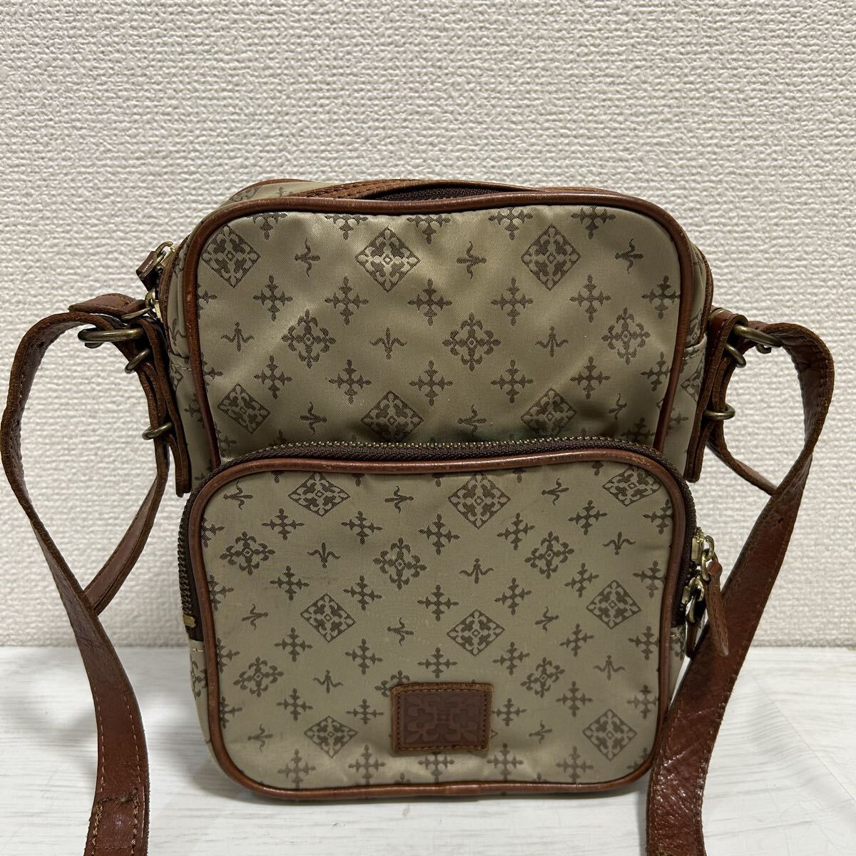 russet ラシット REI 零 レディース ポシェット ショルダーバッグ サコッシュ クロスボディ ベージュ 総柄 ナイロン レザー 軽量 ブランド拍卖