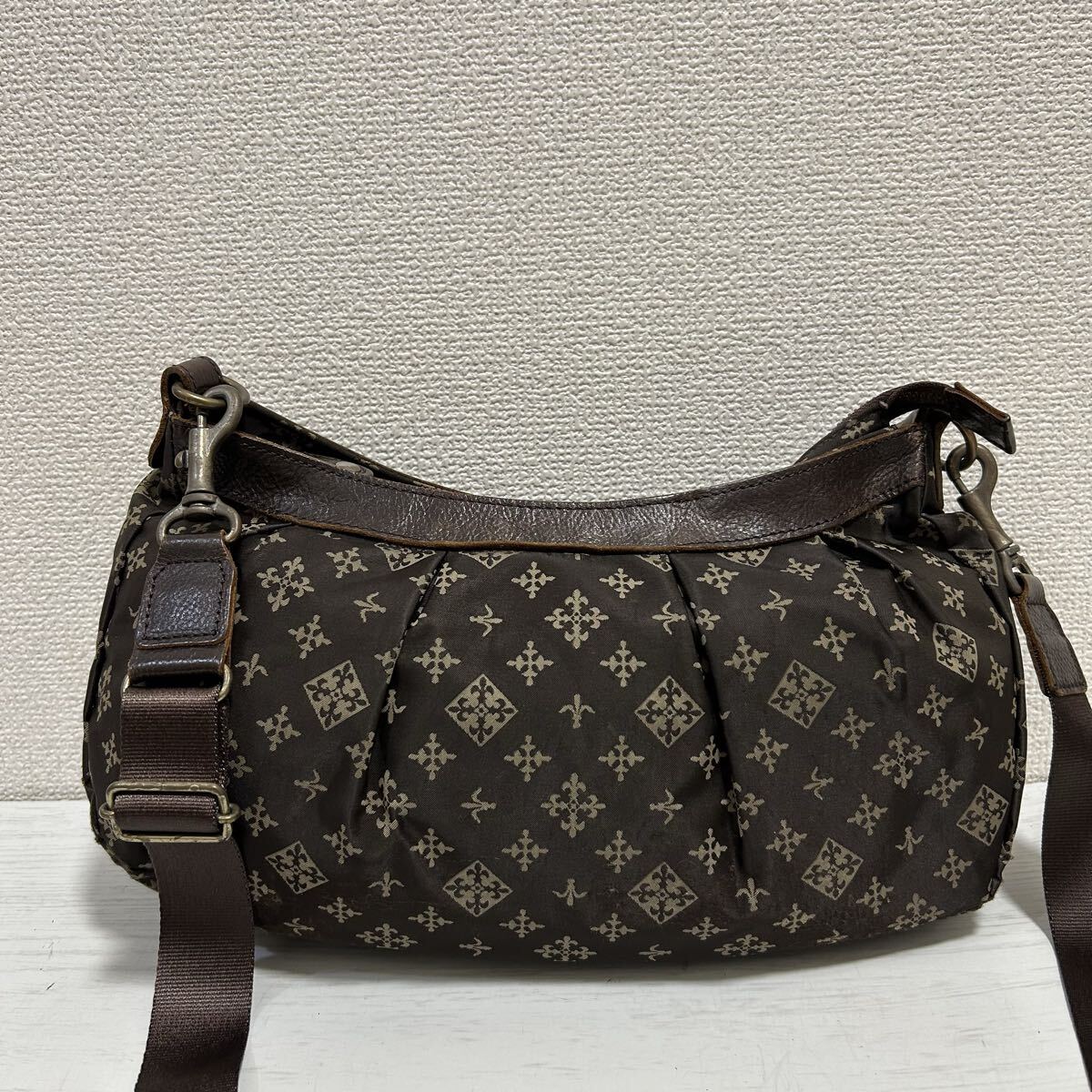 russet ラシット レディース 斜め掛け ショルダーバッグ クロスボディバッグ 総柄 茶色 ブラウン ナイロン レザー 上品 お洒落 ブランド拍卖