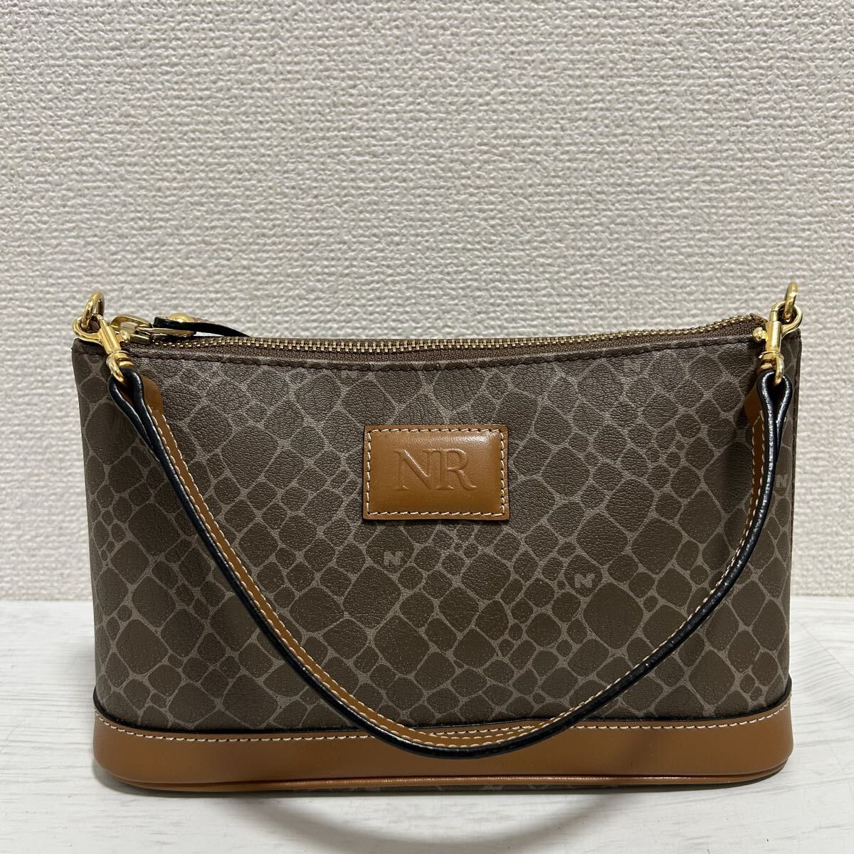 美品 NINA RICCI ニナリッチ ハンドバッグ パーティーバッグ カバン 総柄 ジラフ柄 PVC レザー グレー 茶色 ブラウン 結婚式 洋装 ブランド拍卖