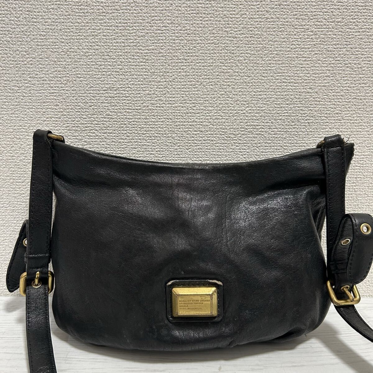 MARC BY MARC JACOBS マークジェイコブス レディース ショルダーバッグ ポシェット 黒色 ブラック ゴールド金具 本革 レザー ファスナー拍卖