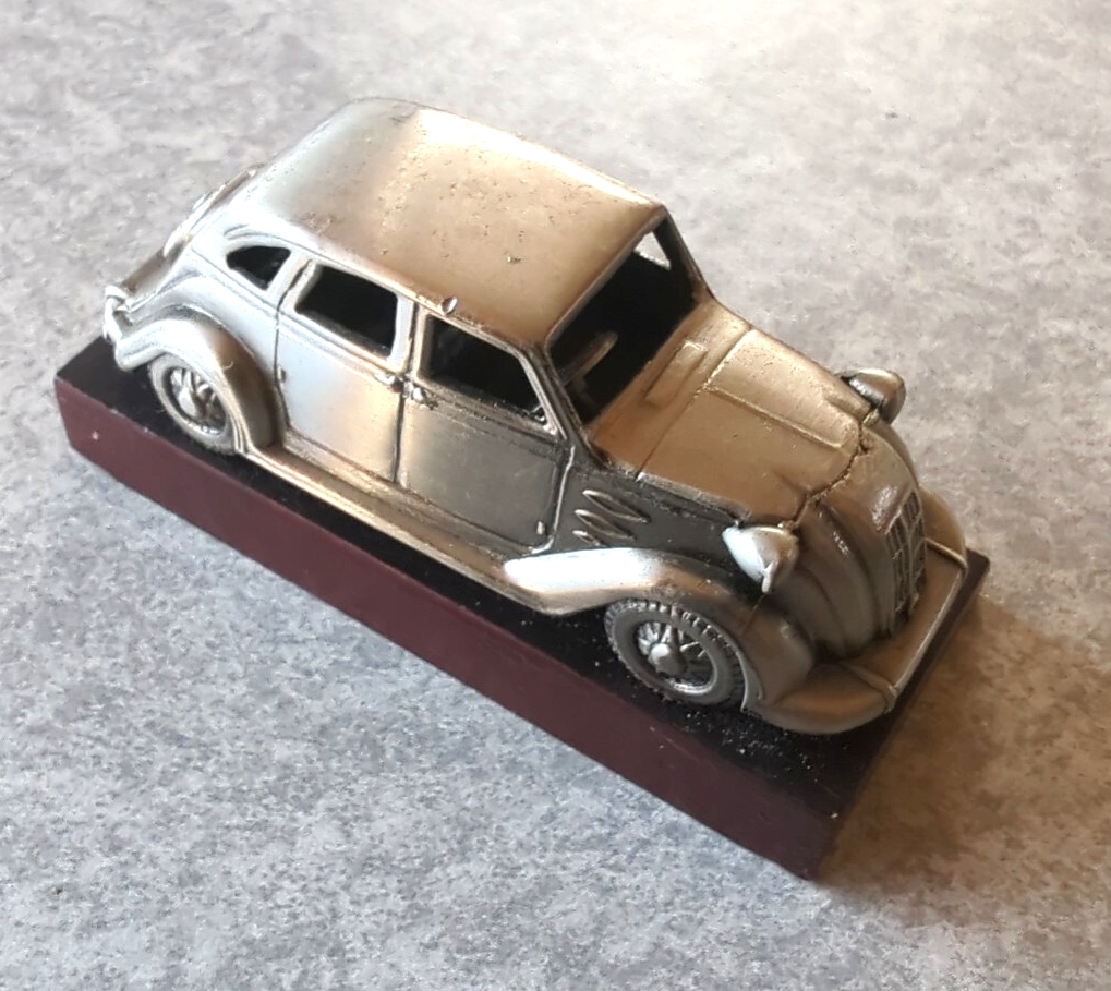 TOYOTA FIRST CAR AA型 1936 メタルミニチュア模型 土台付き拍卖