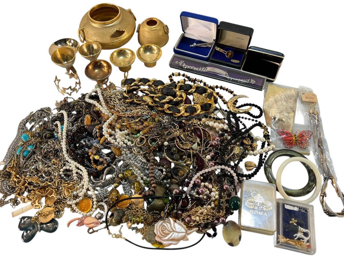 ◆まとめ売り 大量 アクセサリー 金杯 約5kg ネックレス ブローチ イヤリング ピアス パール リング 天然石 遺品整理 現状品 管理KA729拍卖