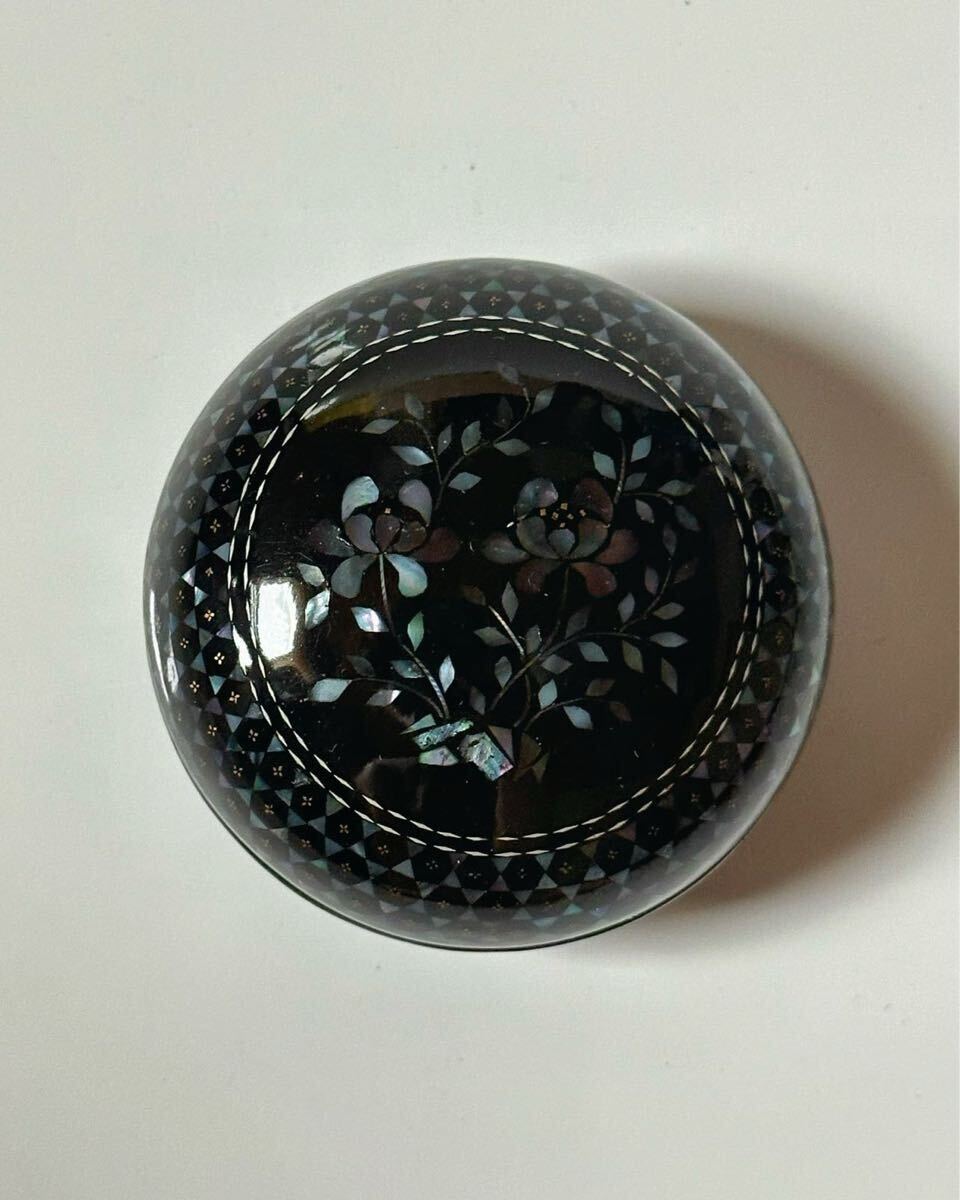 「亭」113螺鈿花紋香合 蓋盒朱肉入 文房具漆器 漆芸 蓋物 中国美術拍卖