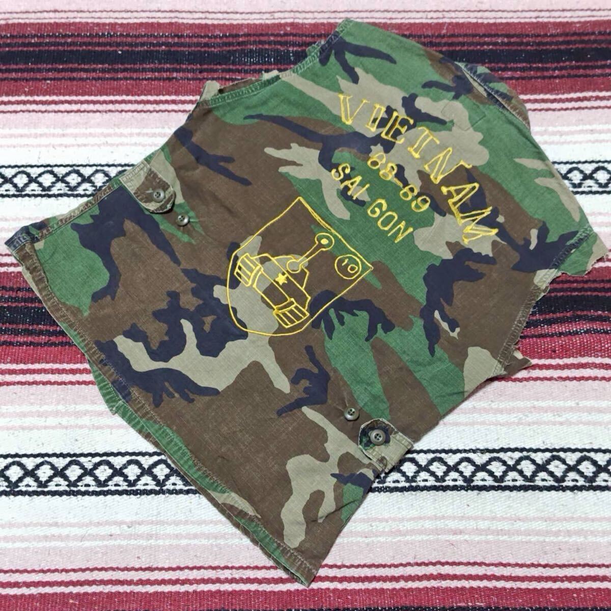 VIETNAM刺繍◎【U.S.ARMY】 ミリタリーベスト カモフラ 迷彩 フィールドジャケット ビンテージ リメイク アメカジ 古着コーデ S /Y37904ii拍卖
