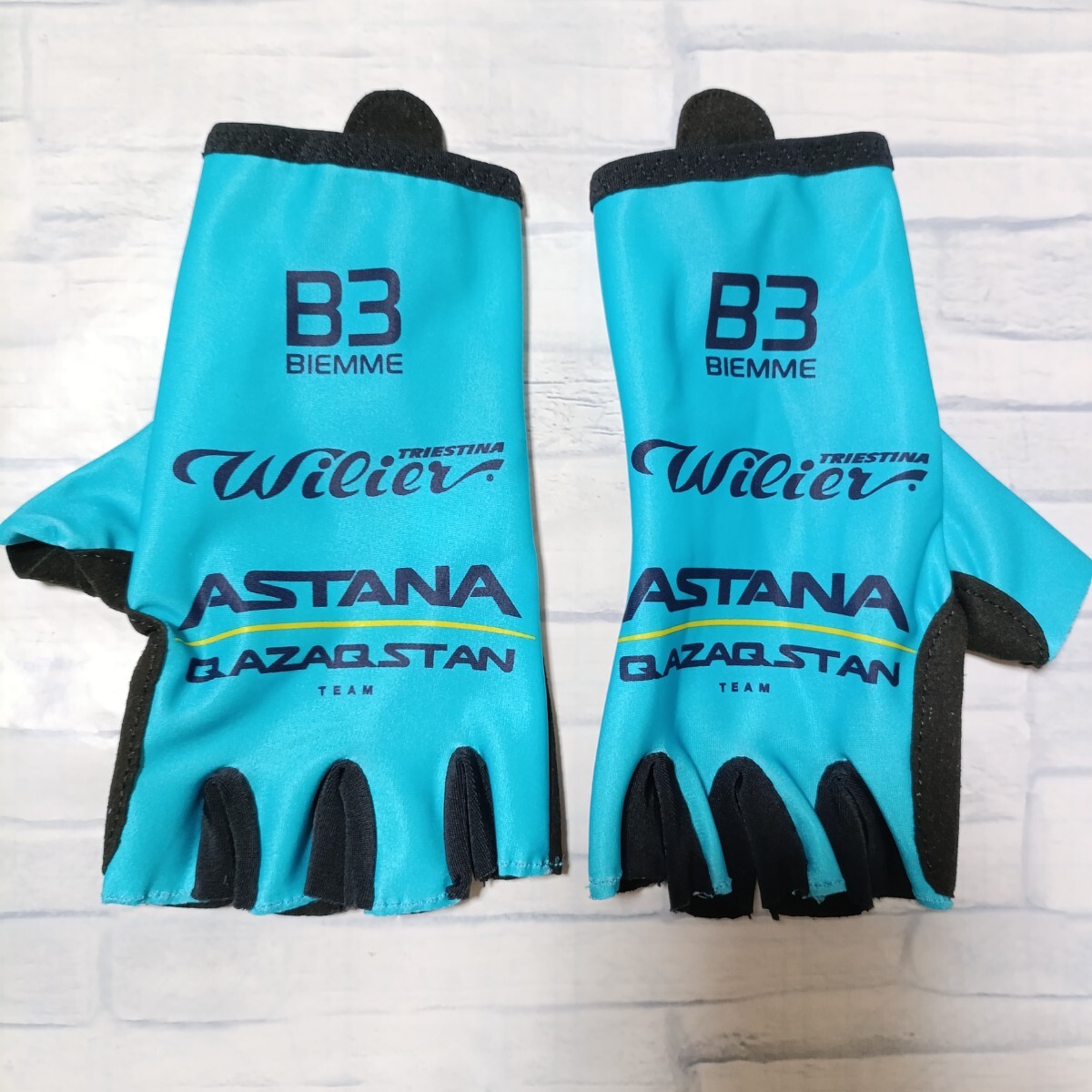 支給品 Astana Qazaqstan グローブ アスタナカザクスタン 手袋 Wilier プレミアテック サイクルジャージ BIEMME ウォーマー 自転車拍卖
