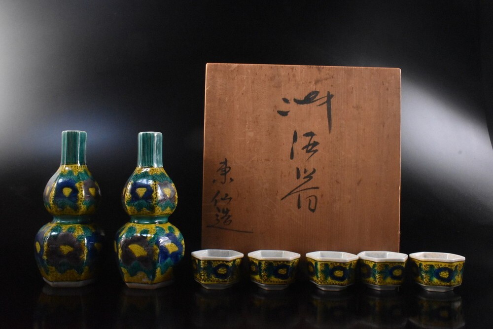 【雲】某名家収蔵品 九谷 色絵花絵付酒器揃 徳利 猪口 在銘 共箱 古美術品(酒器盃杯角福) K5701拍卖